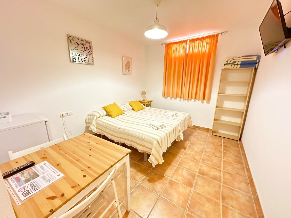 Habitación con baño privado y terraza compartida B2